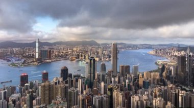 Günbatımından önce Hongkong şehrinin limanında ve gökdeleninde günbatımından önce Victoria Peak View, Hongkong Asya 'da gökdelenle birlikte