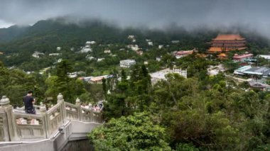 22 Haziran 2019: Po Lin tapınağı manzarası turistlerle birlikte Hong Kong 'daki Ngong Ping' deki büyük Buda tapınağına doğru yürüyor.