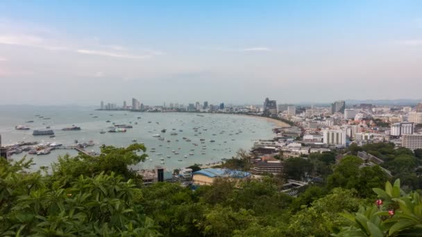 Día a noche lapso de tiempo de playa y barco en el famoso punto de referencia en Tailandia, la ciudad de Pattaya al atardecer y la escena nocturna — Vídeos de Stock