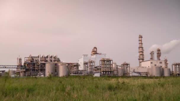 Tid förflyter under dagen till nära petrokemisk anläggning med arbetare, tank, stack, destillationskolonn och kontor i petroleum och kemisk industri under solnedgången — Stockvideo