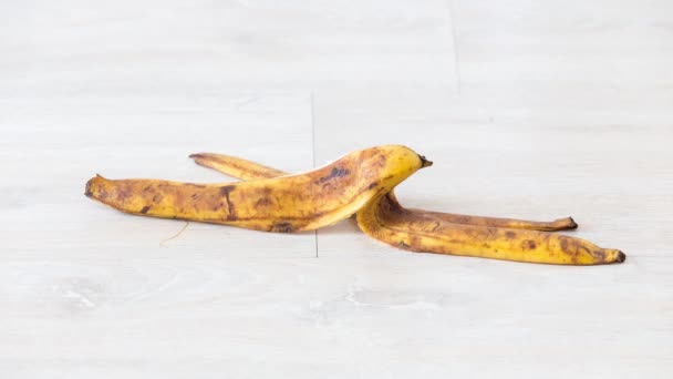 Lapso de tempo de evolução da casca de banana transformar de amarelo para preto na sala de estar, em casa, com purificador de ar no fundo — Vídeo de Stock