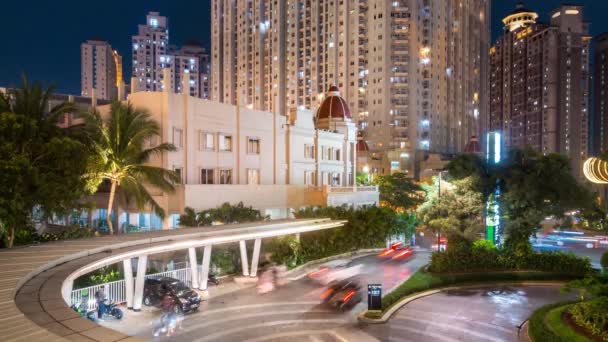 Time lapse of car moving pass at entrance and exit from department store, with apartment and luxury hotel in background in Central Park, Yakarta la capital de Indonesia, Asia — Vídeos de Stock