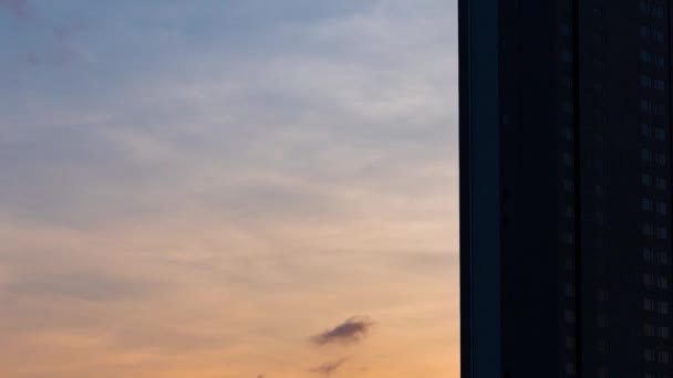 Tijd verstrijken van de bewolking verplaatsen van dag tot nacht bij prachtige zonsondergang tijd met luxe skyline hotel of inwoner voor toerist om te rusten in het centrum of zakelijke zone — Stockvideo