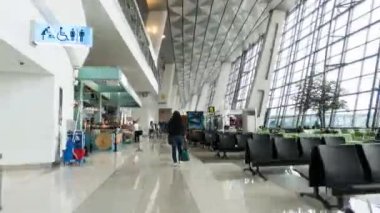 Zaman aşımına uğrayan insanlar, Endonezya 'nın Jakarta havaalanı terminalinde seyahat etmek için giriş çıkışları, alışverişleri ve uçak uçuşlarını bekliyor.