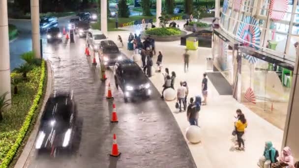 Пасажири, які чекають на машину після покупки в універмазі в Джакарті Індонезія, втрачають час. — стокове відео