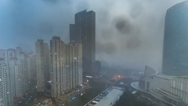 Lapso de tiempo de nubes lluviosas, tormenta de truenos en la mañana, sobre el horizonte y el hotel con transporte alrededor en Central Park, Yakarta, Indonesia Asia — Vídeos de Stock
