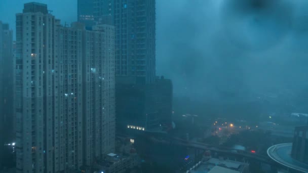 Lapso de tiempo de nubes lluviosas, tormenta de truenos en la mañana, sobre el horizonte y el hotel con transporte alrededor en Central Park, Yakarta, Indonesia Asia — Vídeos de Stock