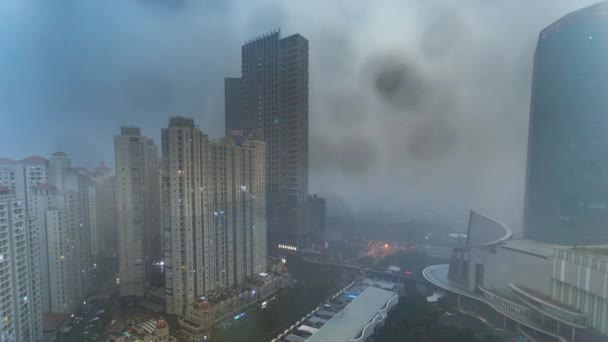 Upływ czasu deszczowa chmura, burza z piorunami rano, przez panoramę i hotel z transportem w Central Parku, Dżakarta, Indonezja Azja — Wideo stockowe