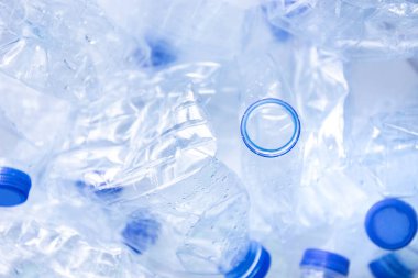 Geri dönüşüm ve yeniden kullanılabilir paket konsepti plastik geri dönüşümlü dünya materyali endüstriyel ekoloji ve çevre için atık kirliliği içinde insan tarafından polietilen boş plastik su şişesi