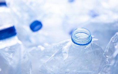 Geri dönüşüm ve yeniden kullanılabilir paket konsepti plastik geri dönüşümlü dünya materyali endüstriyel ekoloji ve çevre için atık kirliliği içinde insan tarafından polietilen boş plastik su şişesi