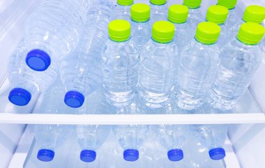 Plastik şişedeki temiz ve mineralli içme suyu soğutucu rafta ya da soğuk su için mutfaktaki buzdolabında iş çıkışı ya da yemek sonrası dinlenmek isteyenler ve susuzluk çekenler için.