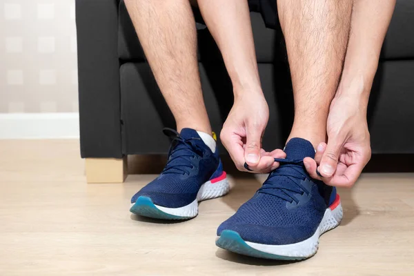 Cordón Corbata Hombre Deportivo Feliz Zapato Correr Sofá Sala Estar — Foto de Stock