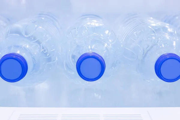 Många Mineral Färskt Och Rent Dricksvatten Plast Flaska Frysa Svalare — Stockfoto