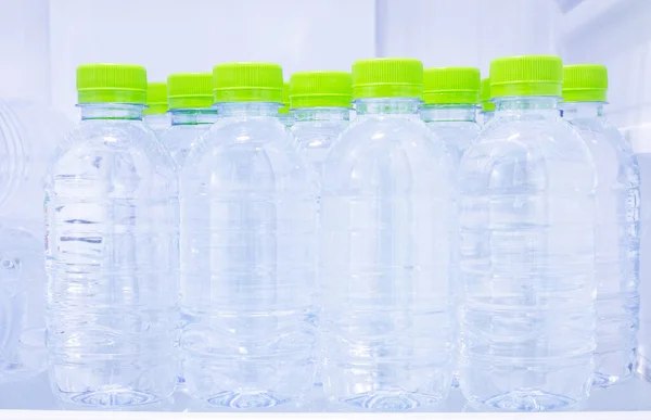Många Mineral Färskt Och Rent Dricksvatten Plast Flaska Frysa Svalare — Stockfoto