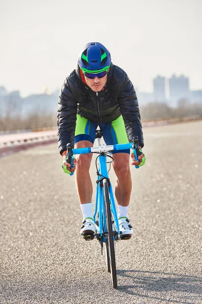 Ciclista profesional en formación con su nueva bicicleta moderna 2017 — Foto de Stock