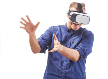 Genç adam korku duygu ile interaktif oyun keyfi ve sanal gerçeklik beyaz arka plan üzerinde izole yaşayan bir Vr kulaklık kullanarak çığlık