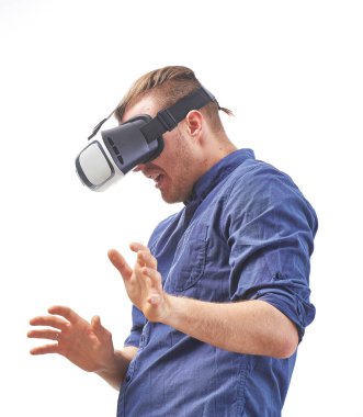 Genç adam bir Vr kullanarak çığlık korku duygu ile interaktif oyun keyfi ve sanal gerçeklik yaşandığı bir kulaklık beyaz arka plan stüdyo vuruşta izole