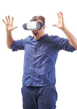 Genç adam bir Vr kullanarak çığlık korku duygu ile interaktif oyun keyfi ve sanal gerçeklik yaşandığı bir kulaklık beyaz arka plan stüdyo vuruşta izole