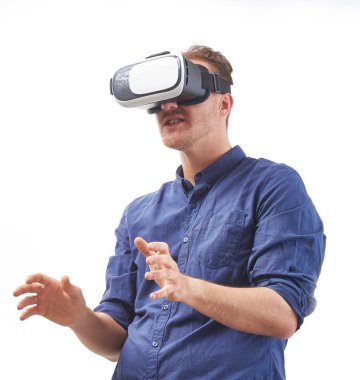 genç adam korku duygu ile interaktif oyun keyfi ve sanal gerçeklik vurdu beyaz arka plan stüdyo izole yaşayan bir Vr kulaklık kullanarak