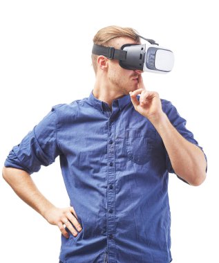 Beyaz adam virtal gerçek alışveriş veya gayrimenkul tur tudio seçiminde düşünüyorum Vr bardaklarda genç adam vurdu