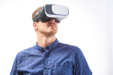 Sanal gerçeklik giyen adam gözlükler. Portre Studio atış, izole arka plan headshot kapatmak