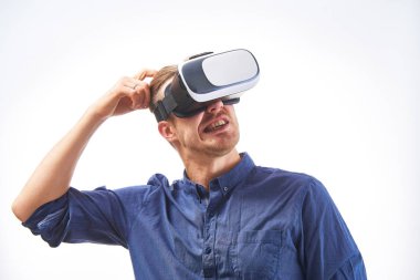 Beyaz adam virtal gerçek alışveriş veya gayrimenkul tur tudio seçiminde düşünüyorum Vr bardaklarda genç adam vurdu