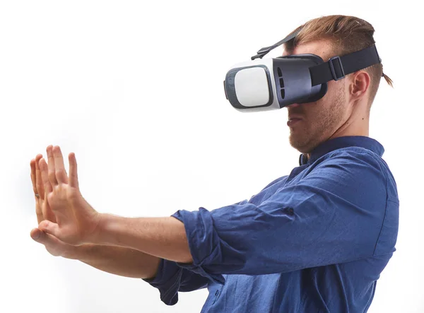 Junger Mann mit Virtual-Reality-Brille sieht zum ersten Mal auf seine Hand durch die Brille Studioaufnahme auf weißem Hintergrund — Stockfoto