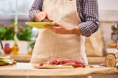 Şef kasap tarifi modern otantik mutfak dijital tablet ile hazırlama 