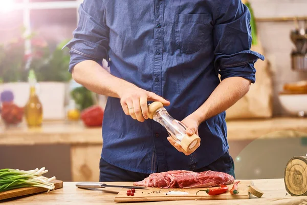홈 아늑한 주방 요리사 소금 통 바베 큐 개념 돼지고기 또는 쇠고기 고기에 소금 쏟아지는 — 스톡 사진