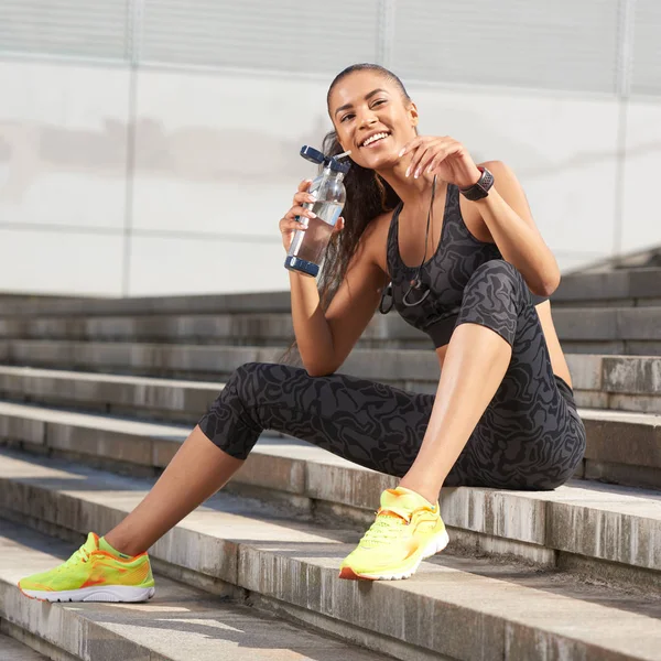 Fitness athlète femme accueille quelqu'un et tient bouteille de sport avec de l'eau — Photo