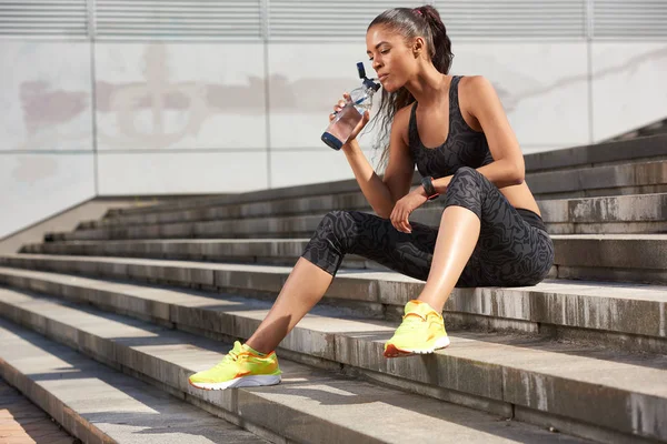 Fitness sporcu kadın içme suyu spor şişe çalıştırmak zor eğitimden sonra