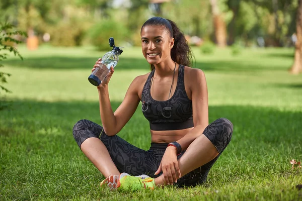 Mujer atleta feliz con la cara feliz descansando con botella de agua — Foto de Stock