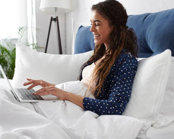 Gelukkig Casual Mooi Vrouw Werken Een Laptop Zitten Het Bed Rechtenvrije Stockfoto's