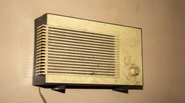 Duvardaki eski radyo.