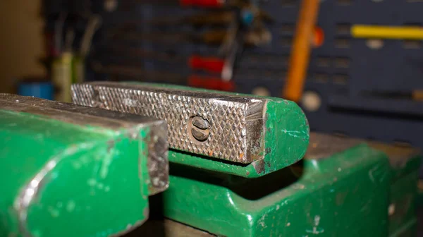 Büyük ve güçlü yeşil mengene ile ezilmiş 