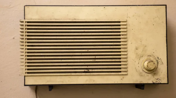 Duvardaki eski radyo.
