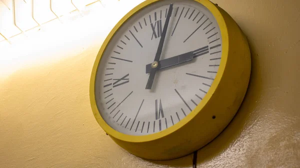 Duvardaki eski saat..