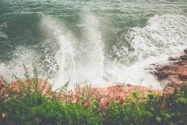 Poderosas ondas esmagando em uma praia rochosa — Fotografia de Stock