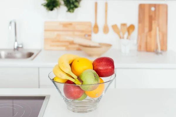 Φρέσκα φρούτα σε ένα γυάλινο μπολ σε μια κουζίνα — Φωτογραφία Αρχείου