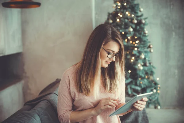 Young Woman Wearing Sweater Jeans Buying Internet Tablet Christmas Tree — Stock Photo, Image