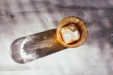 Ahşap arka planda viski kokteyli.