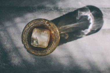 Ahşap arka planda viski kokteyli.