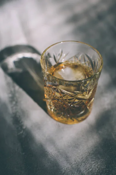 Old fashioned whisky bourbon cocktail no fundo de madeira — Fotografia de Stock