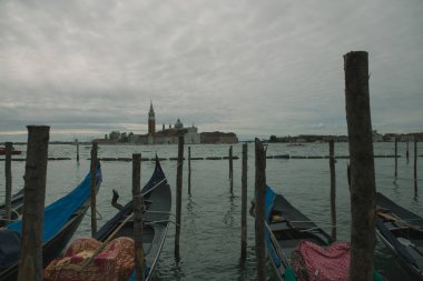 Venedik, İtalya 'da gondollar. Kasvetli, bulutlu bir gün. Karantina
