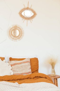 Boho rustik İskandinav yatak odasının içi. Samimi minimalist tasarım fikirleri