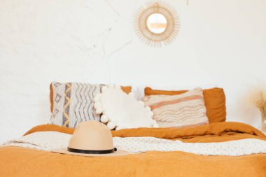 Boho rustik İskandinav yatak odasının içi. Samimi minimalist tasarım fikirleri