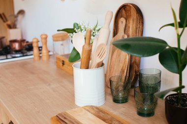 Ahşap kırsal mutfak masası. İçsel minimalist, masadaki çatal bıçaklar