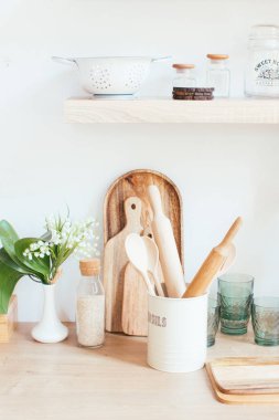 Ahşap kırsal mutfak masası. İçsel minimalist, masadaki çatal bıçaklar