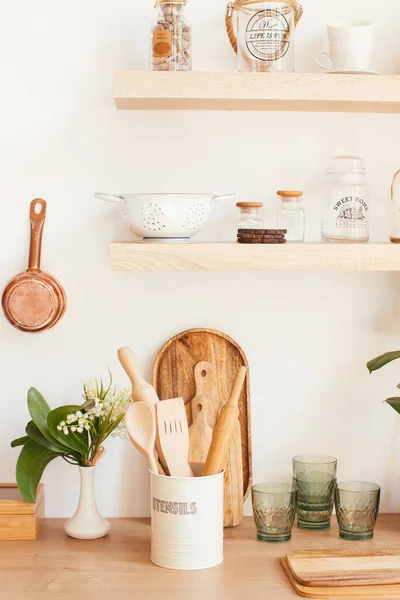 Rustikt köksbord i trä. minimalistisk interiör, redskap på bordet — Stockfoto
