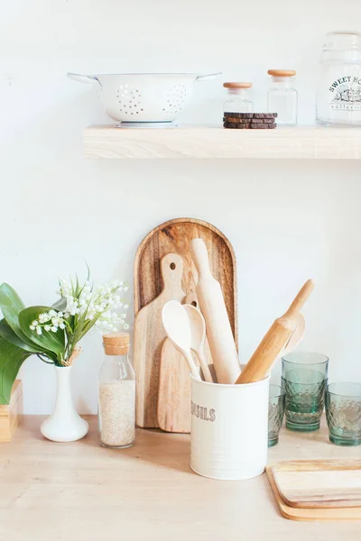 Mesa de cocina rústica de madera. Interior minimalista, declaraciones sobre la mesa — Foto de Stock